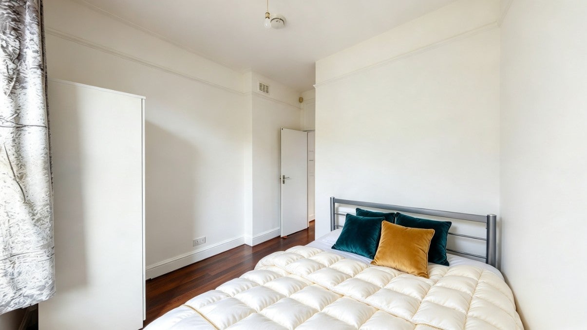 Room Gladstone Avenue in Greater London