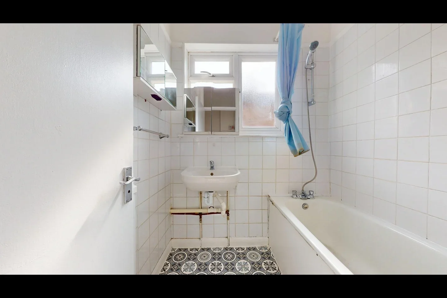 Room Gladstone Avenue in Greater London