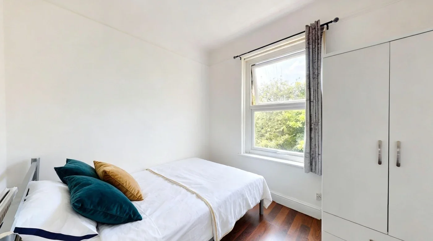 Room Gladstone Avenue in Greater London
