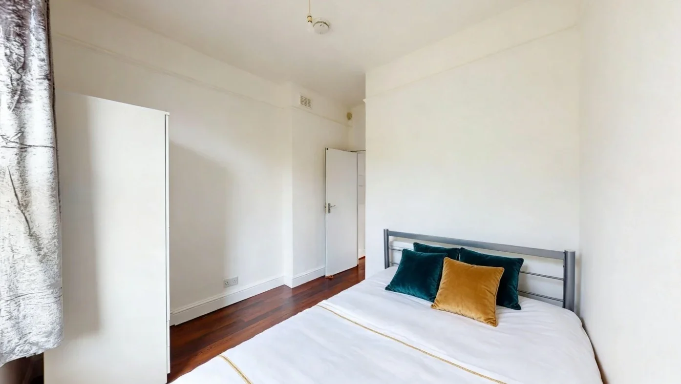 Room Gladstone Avenue in Greater London