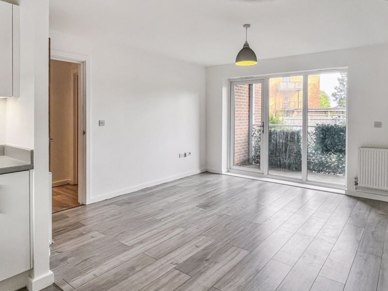 Flat Oakridge Road in High Wycombe