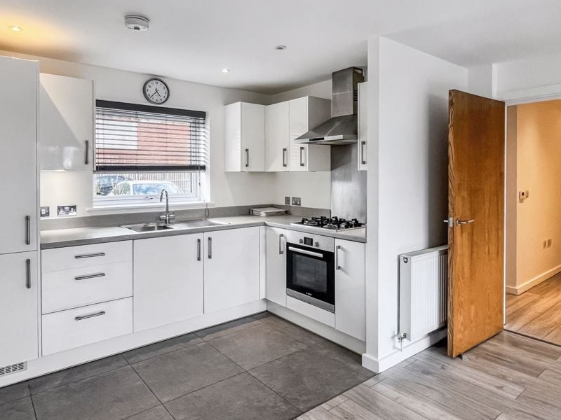 Flat Oakridge Road in High Wycombe
