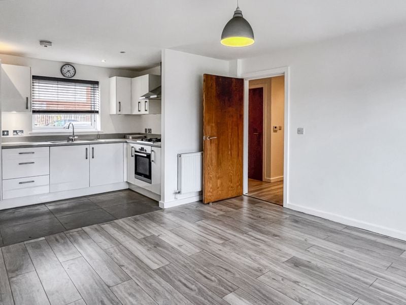 Flat Oakridge Road in High Wycombe