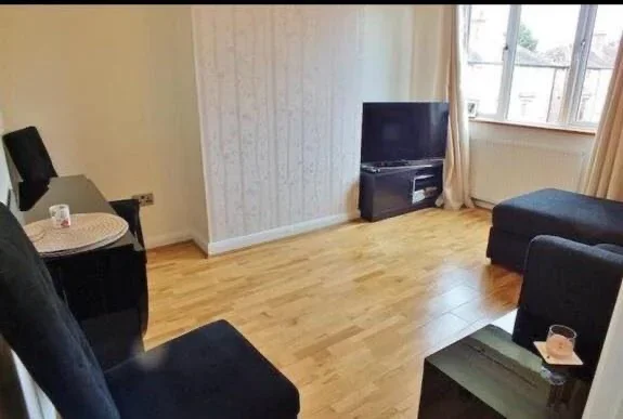 Flat Botwell Crescent in Greater London