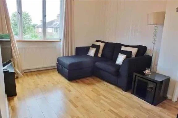 Flat Botwell Crescent in Greater London