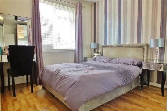 Flat Botwell Crescent in Greater London