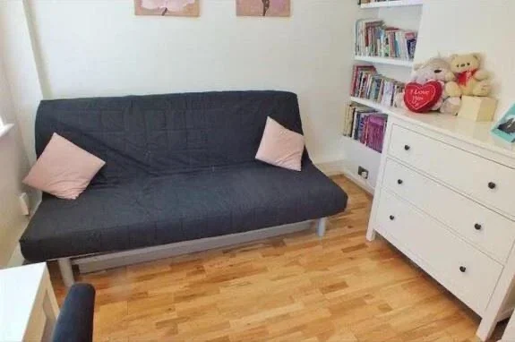 Flat Botwell Crescent in Greater London