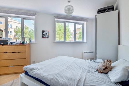 Flat Garter Way in Greater London