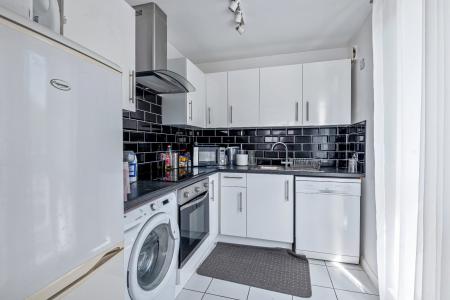 Flat Garter Way in Greater London