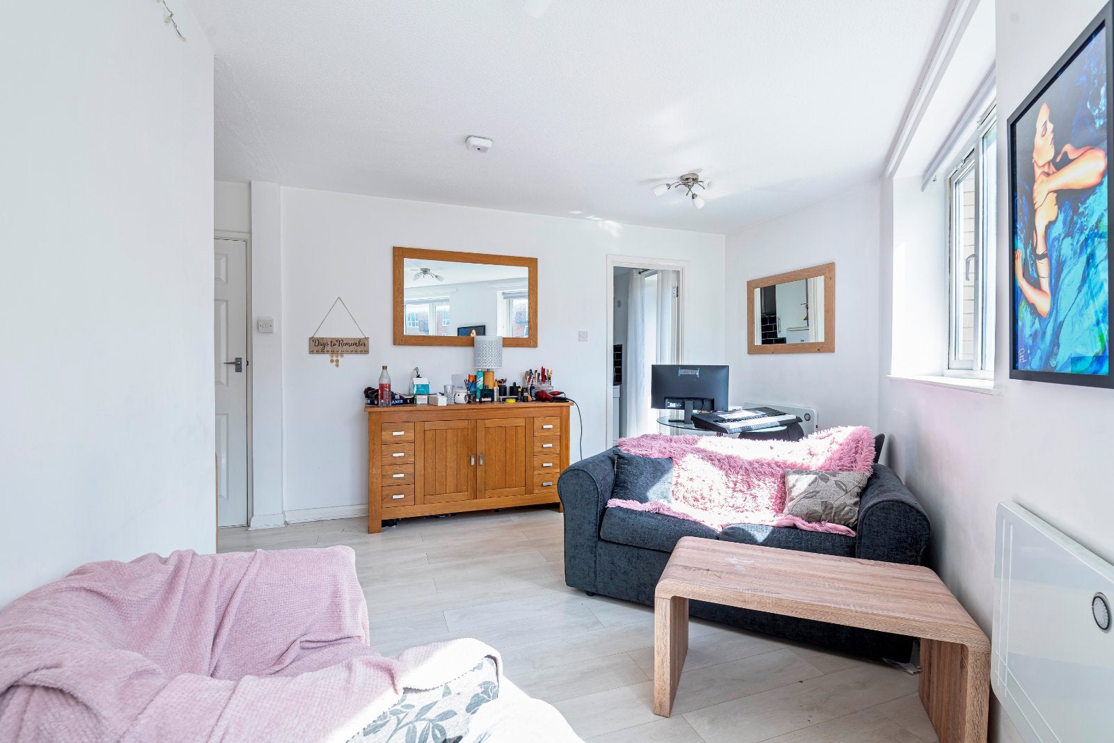 Flat Garter Way in Greater London