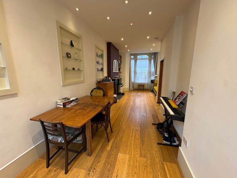 Flat Clissold Crescent in Greater London