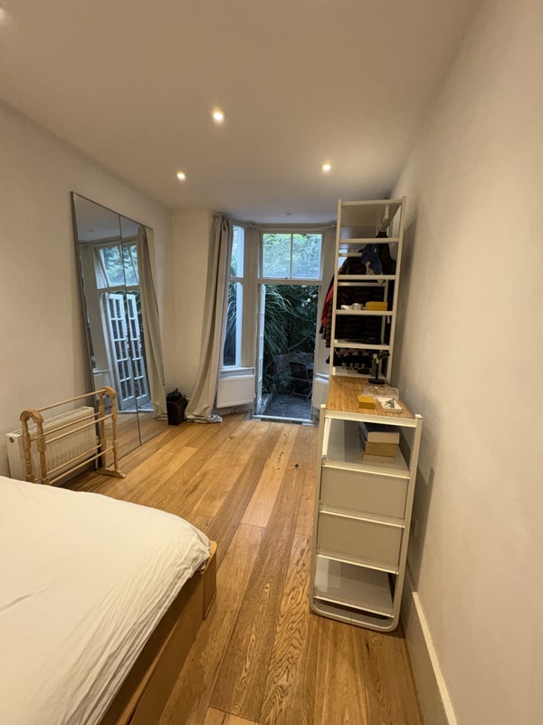 Flat Clissold Crescent in Greater London