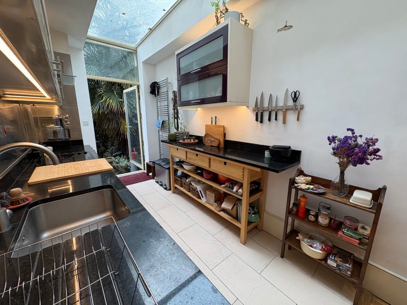 Flat Clissold Crescent in Greater London