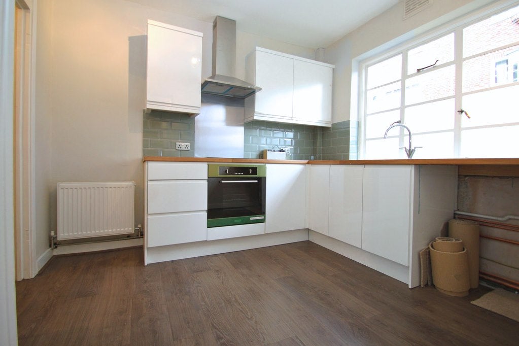 Flat Claremont Gardens in Greater London