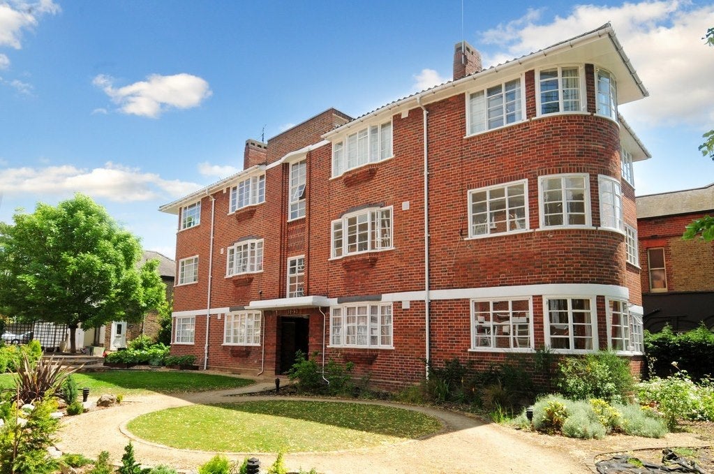 Flat Claremont Gardens in Greater London