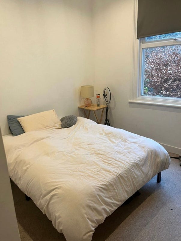 Room Elgin Road in Greater London