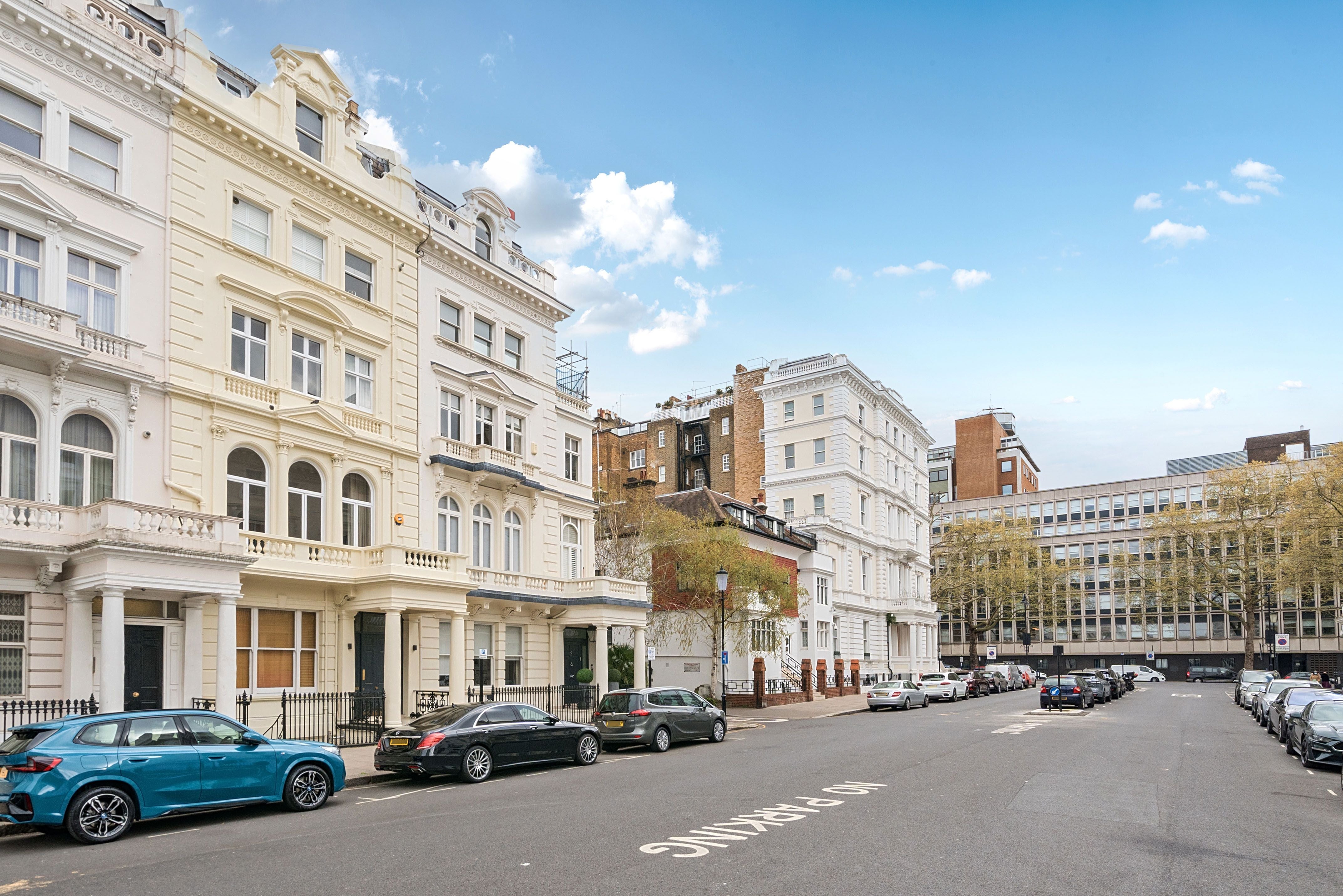 Flat Queen's Gate Terrace in Greater London