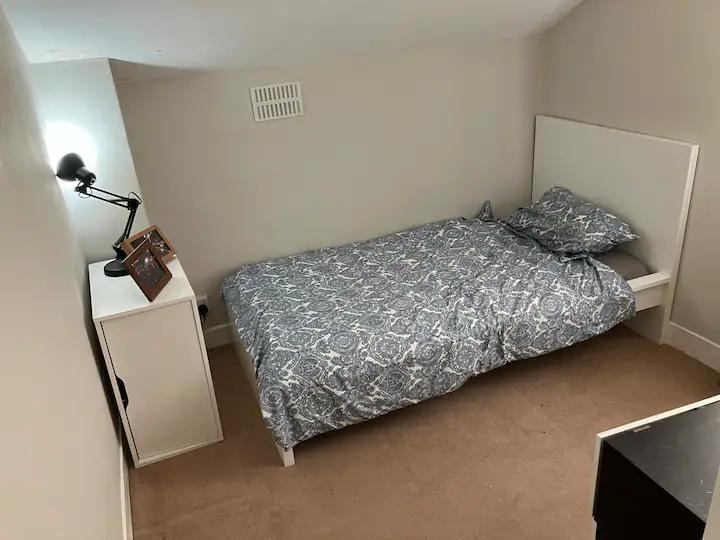 Room Westfield Road in Greater London