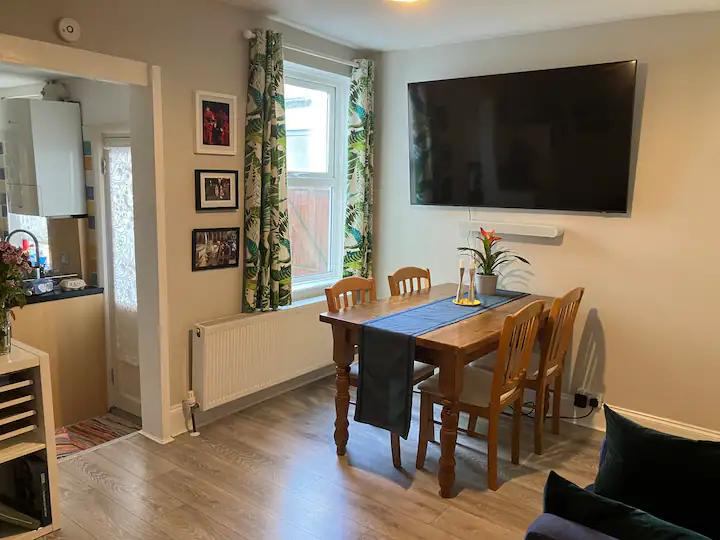 Room Westfield Road in Greater London