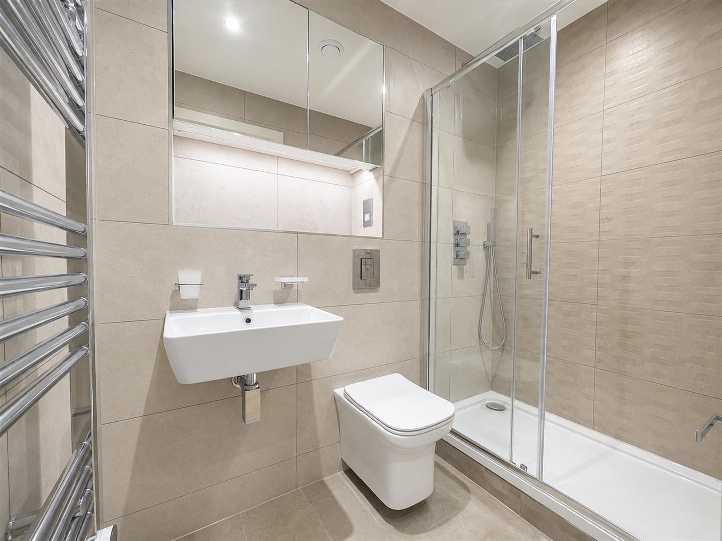 Flat Farnborough Road in Rushmoor