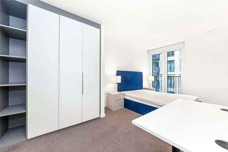 Flat Maples Place in Greater London