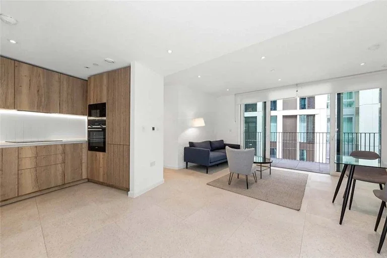Flat Maples Place in Greater London
