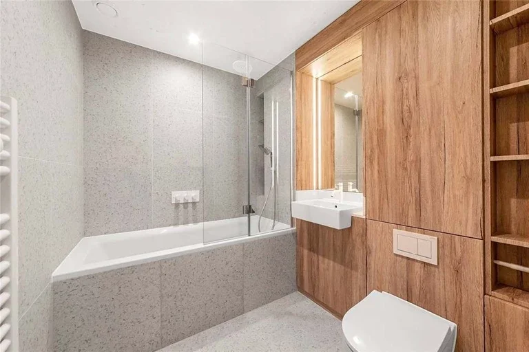 Flat Maples Place in Greater London