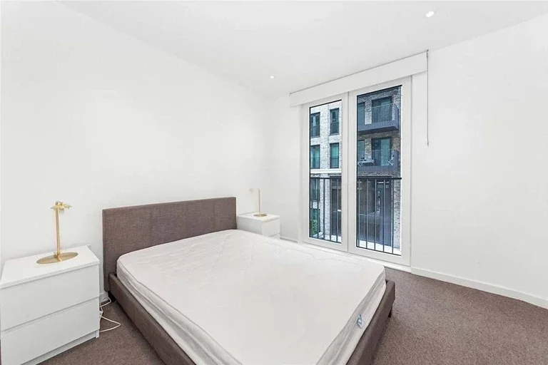 Flat Maples Place in Greater London