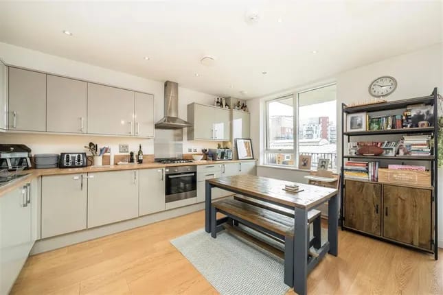 Flat Silwood Street in Greater London
