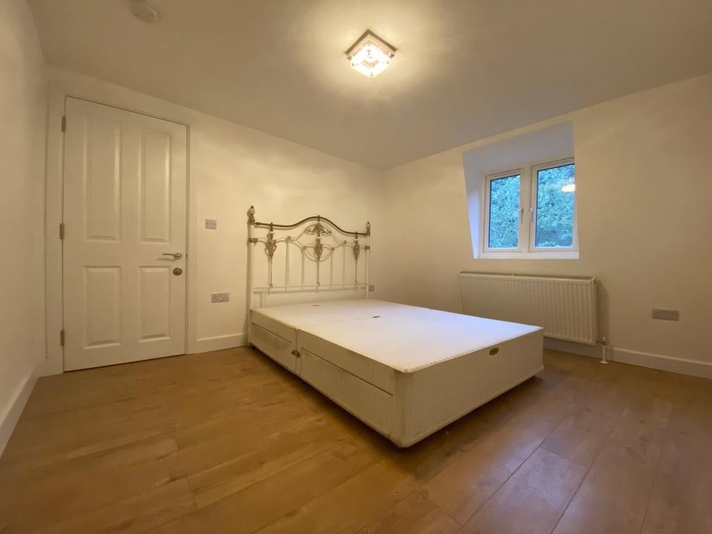 Flat Brookhill Road in Greater London