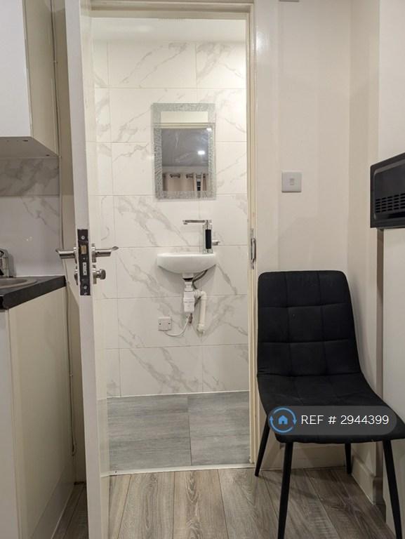 Flat Ramsden Road in Greater London