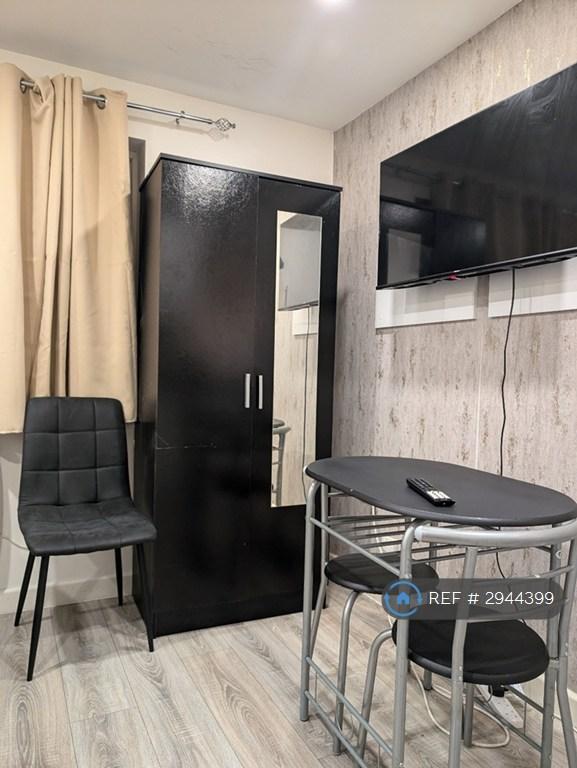 Flat Ramsden Road in Greater London