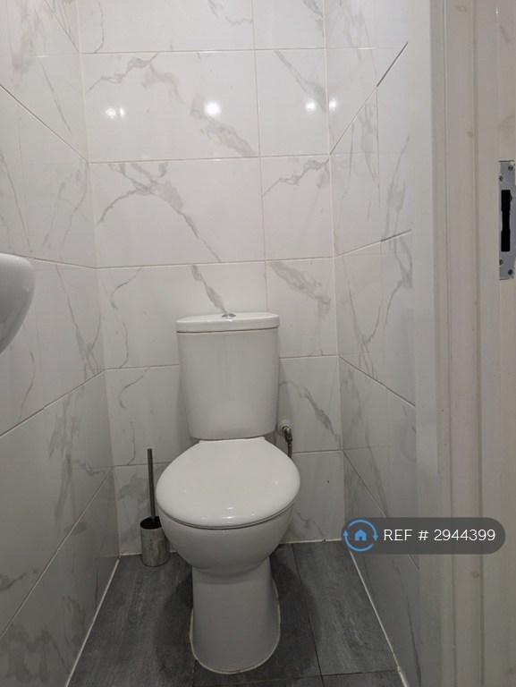 Flat Ramsden Road in Greater London