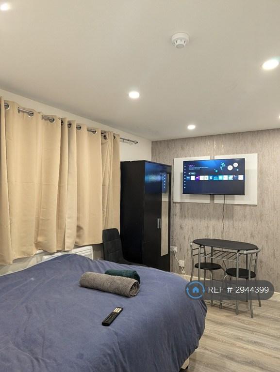 Flat Ramsden Road in Greater London