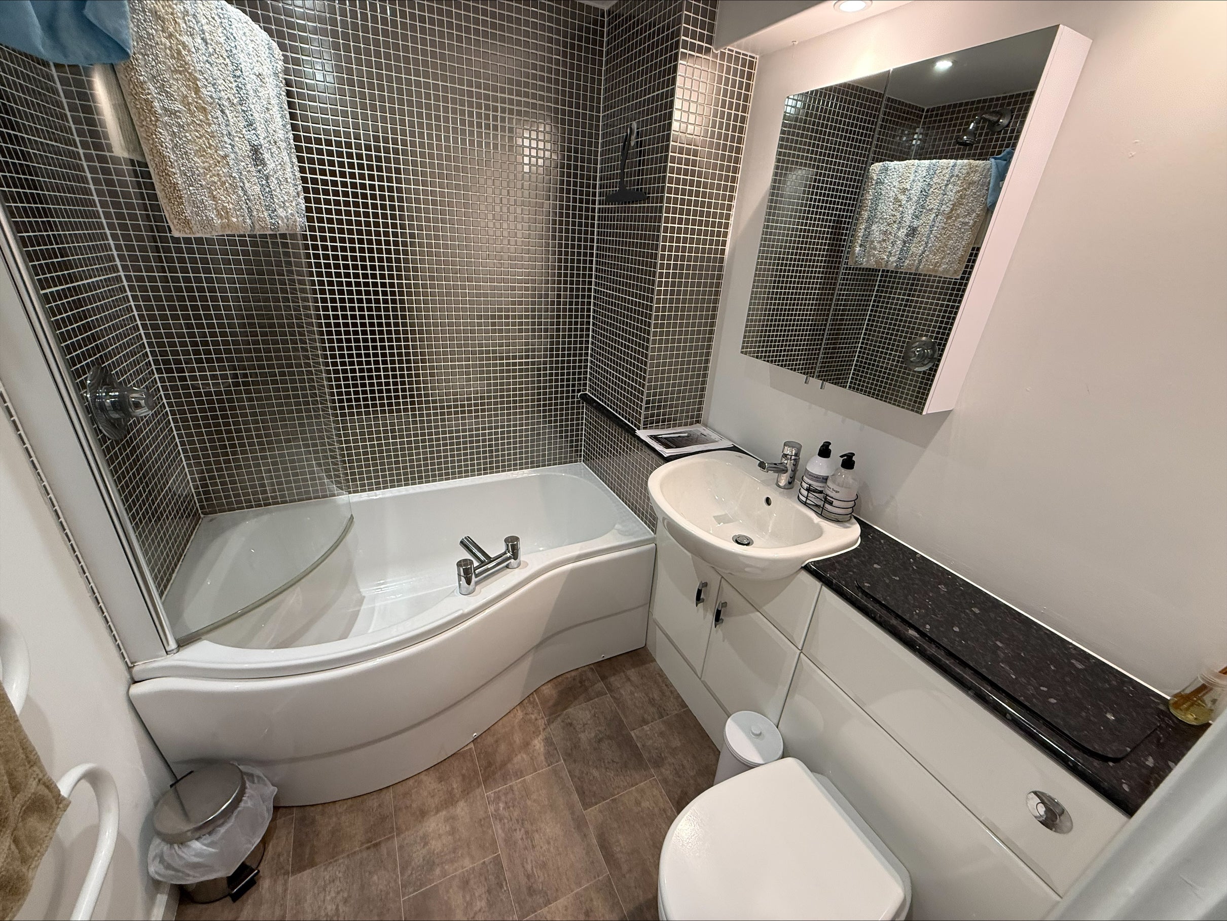 Flat Traeth Ffordd in Llanelli