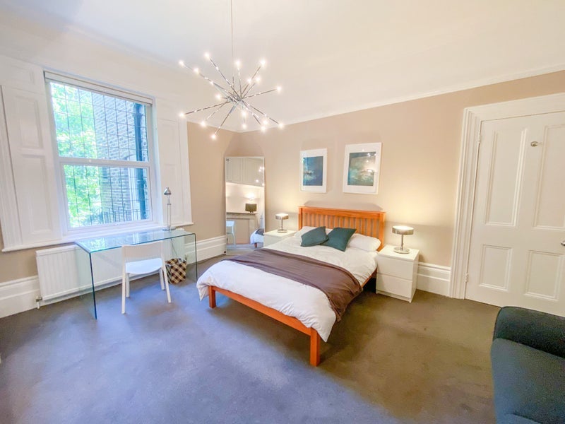 Room Outram Road in Greater London