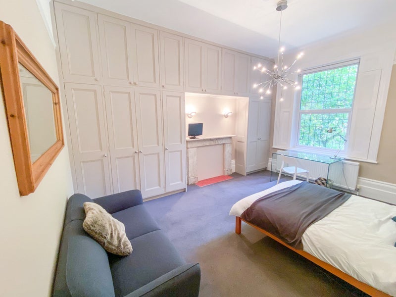 Room Outram Road in Greater London