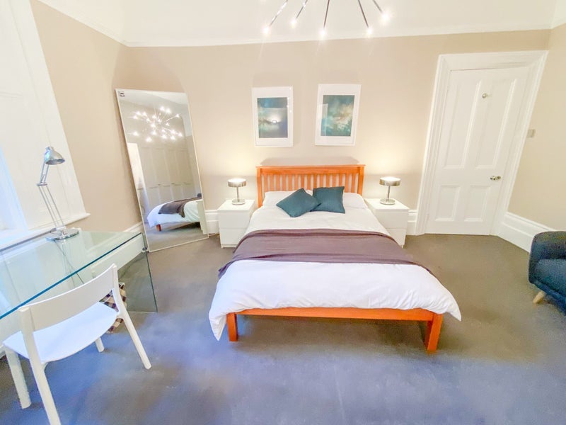 Room Outram Road in Greater London