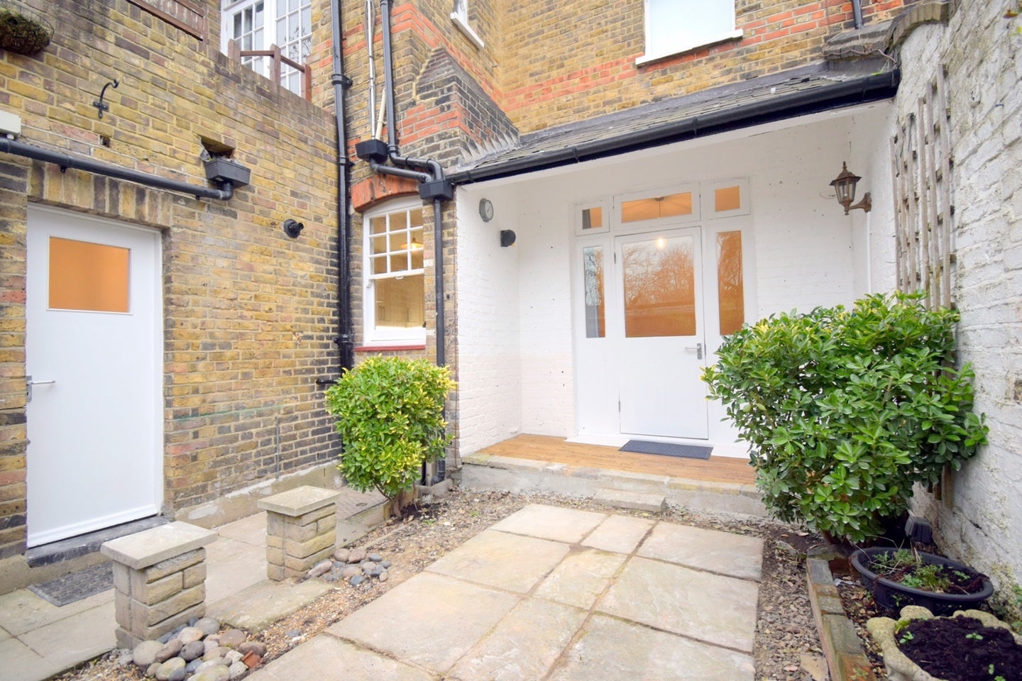 Flat Brackley Road in Greater London
