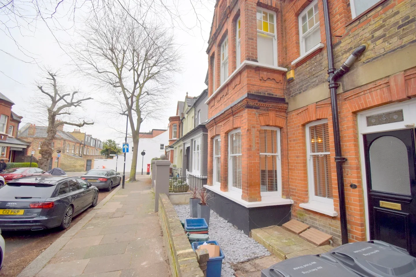 Flat Brackley Road in Greater London
