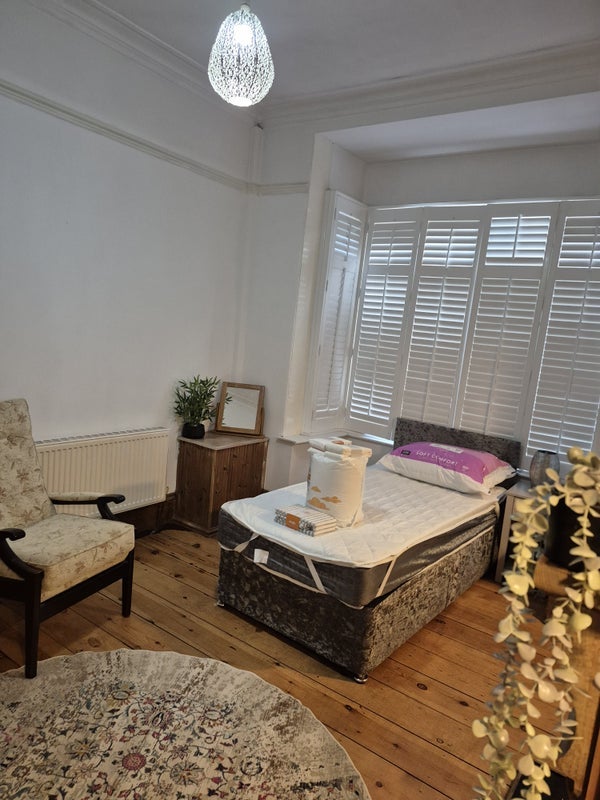 Room Edwards Road in Birmingham