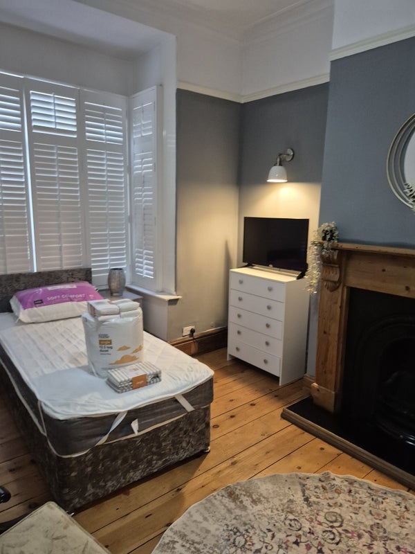 Room Edwards Road in Birmingham