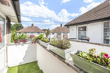 Room Grove Close in Greater London
