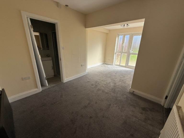 Room Bowrons Avenue in Greater London