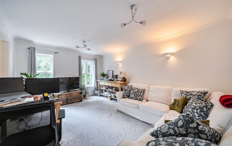 Flat Oakwood Close in Winchester