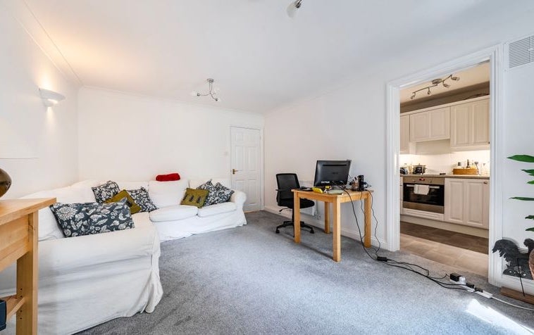 Flat Oakwood Close in Winchester