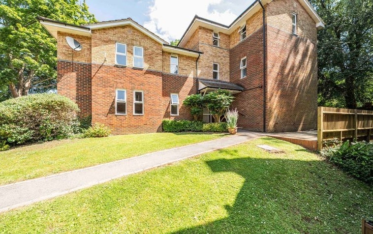 Flat Oakwood Close in Winchester
