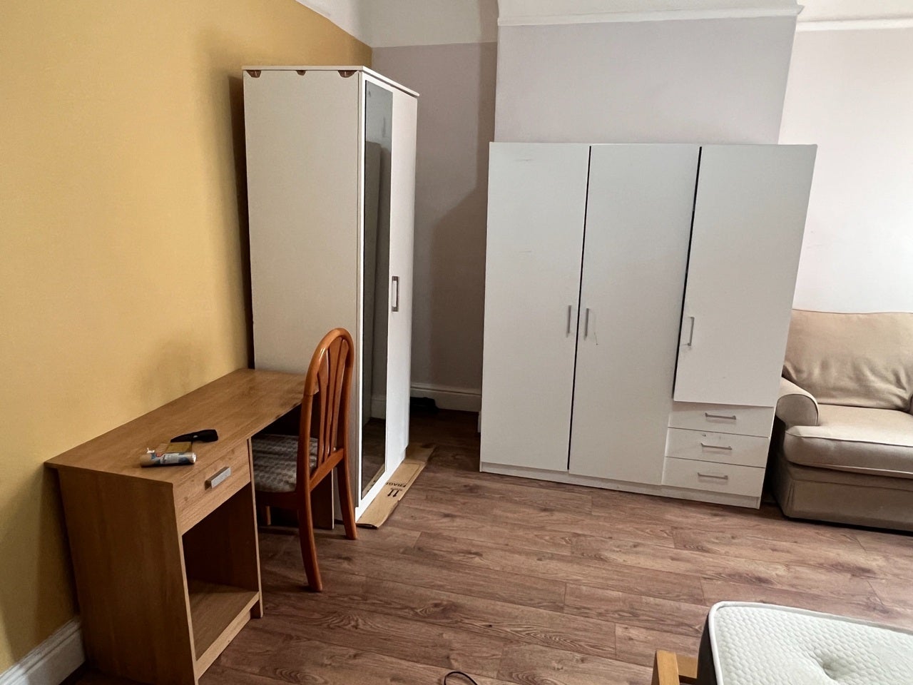 Room Guernsey Road in Liverpool