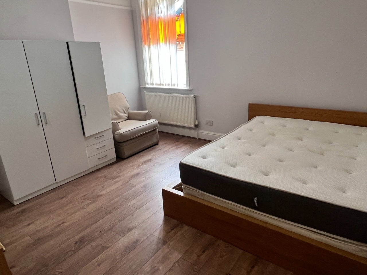 Room Guernsey Road in Liverpool
