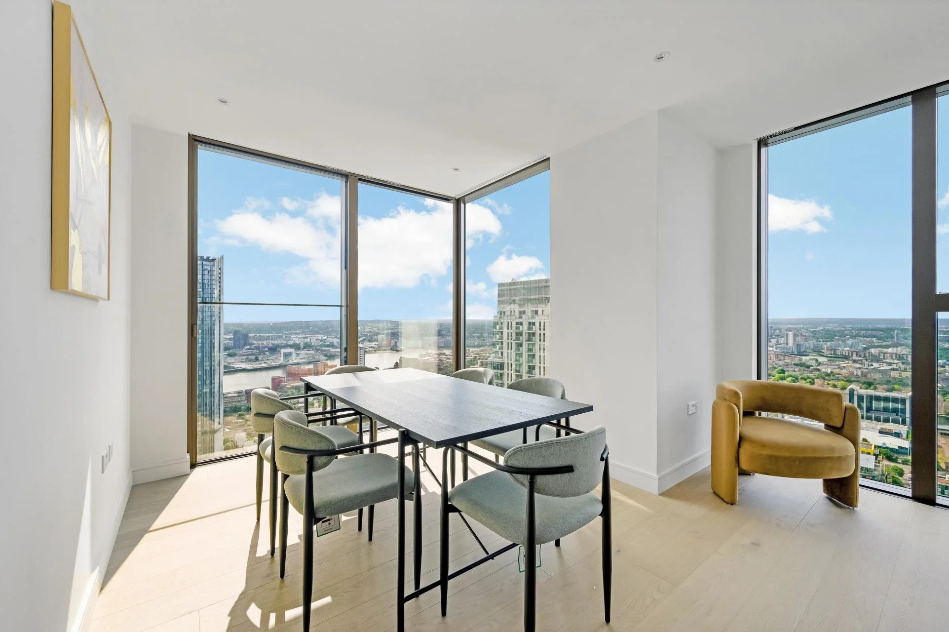 Flat South Quay Square in Greater London